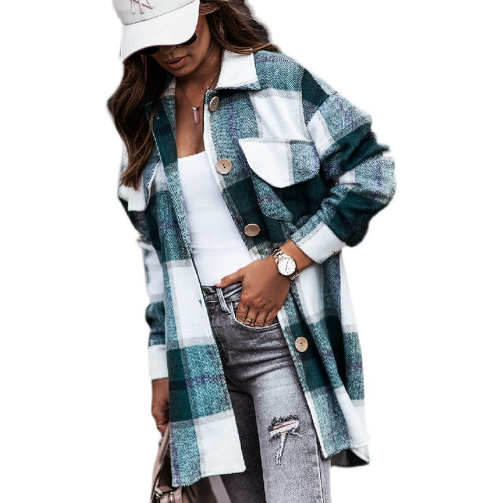 Oversized blazer jacket for women with a checkered design, featuring practical pockets and chic button details.