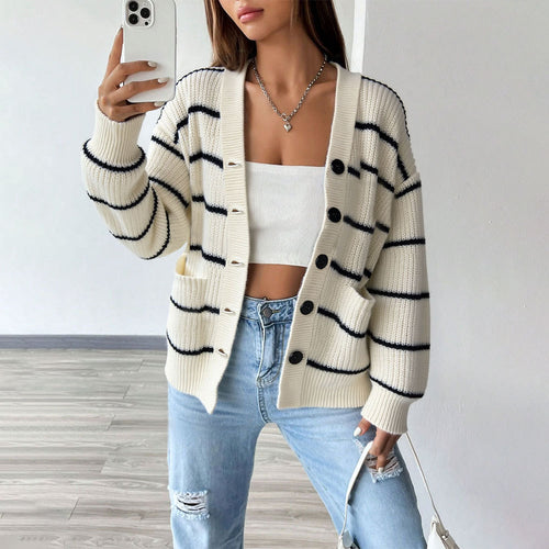 Gilet pour femmes avec un motif à rayures tendance et des poches pratiques Chic & Stil