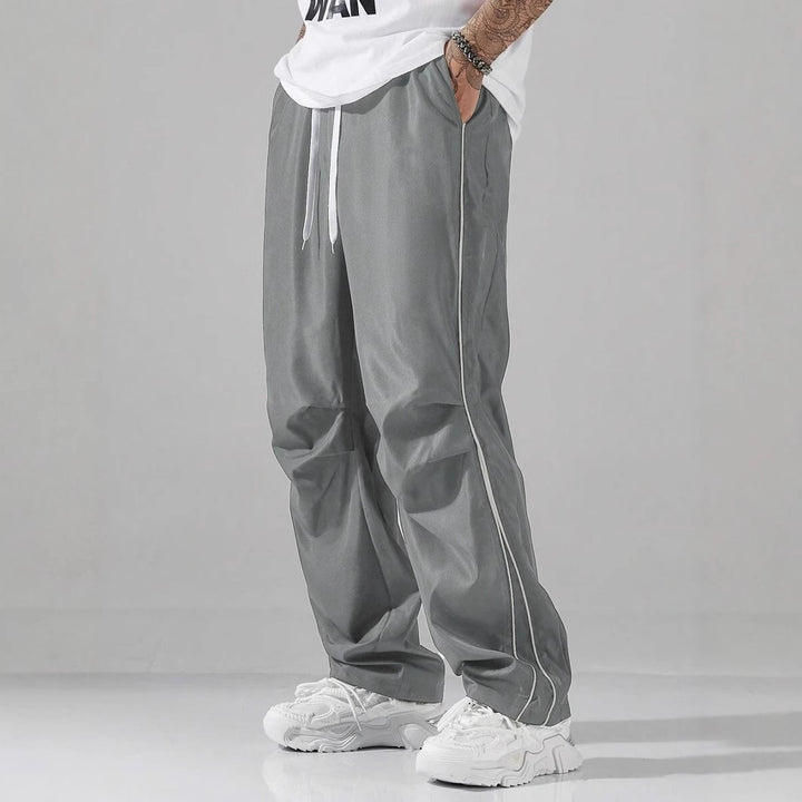 Casual sports pants for men with elastic waistband and side seams Lune London