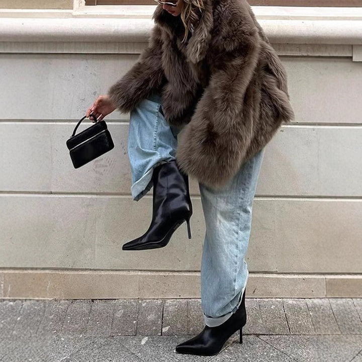 Trendy short women's jacket in high-quality faux fur with a stylish collar Lune London