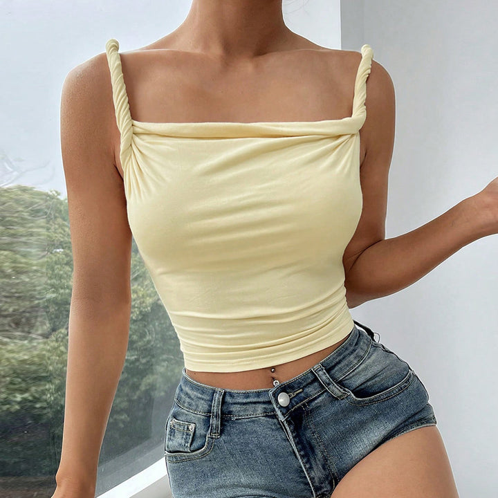 Top ajusté féminin avec drapés à la mode et design épaules nues Chic & Stil