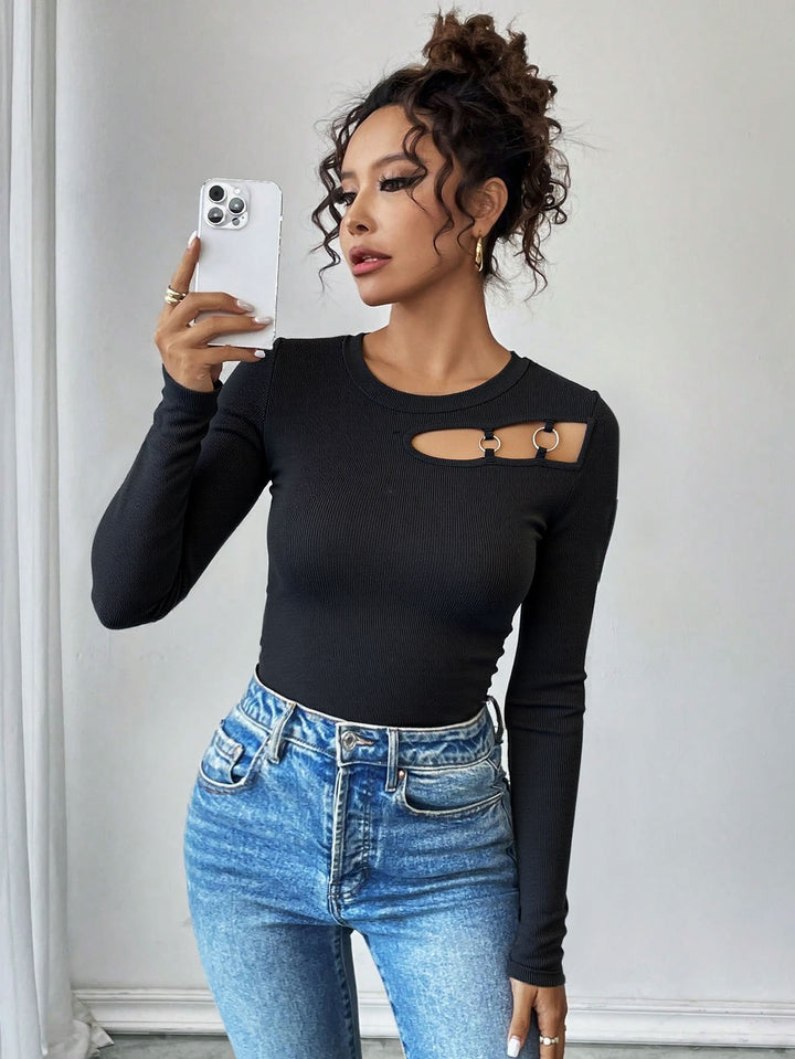 Chemise à manches longues pour femmes avec design asymétrique à découpes et détails de bague à la mode Chic & Stil