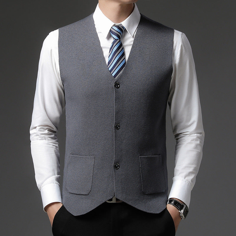 Elegant knitted vest for men with a modern cut and practical pockets Lune London
