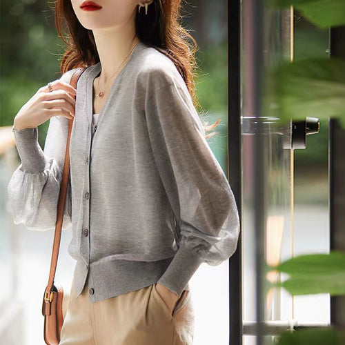 Cardigan léger pour femmes avec décolleté en V et détails de boutons Chic & Stil