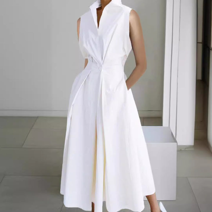 Robe midi élégamment ajustée pour femmes avec un profond décolleté en V et des poches pratiques Chic & Stil