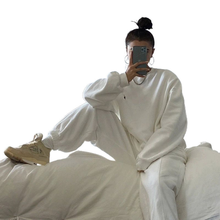 Women's comfortable sweat suit with practical pockets and elastic waistband Chic & Stil
