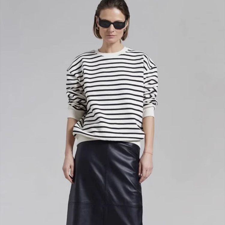 Pull rayé décontracté pour femmes avec épaules tombantes Chic & Stil