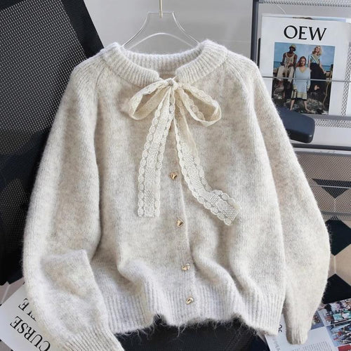 Cardigan femme cozy avec détails de boutons en forme de cœur et accent de nœud Chic & Stil