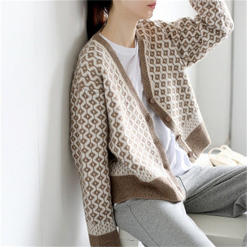 Knitted women's jacket with geometric design and button closure Amarae