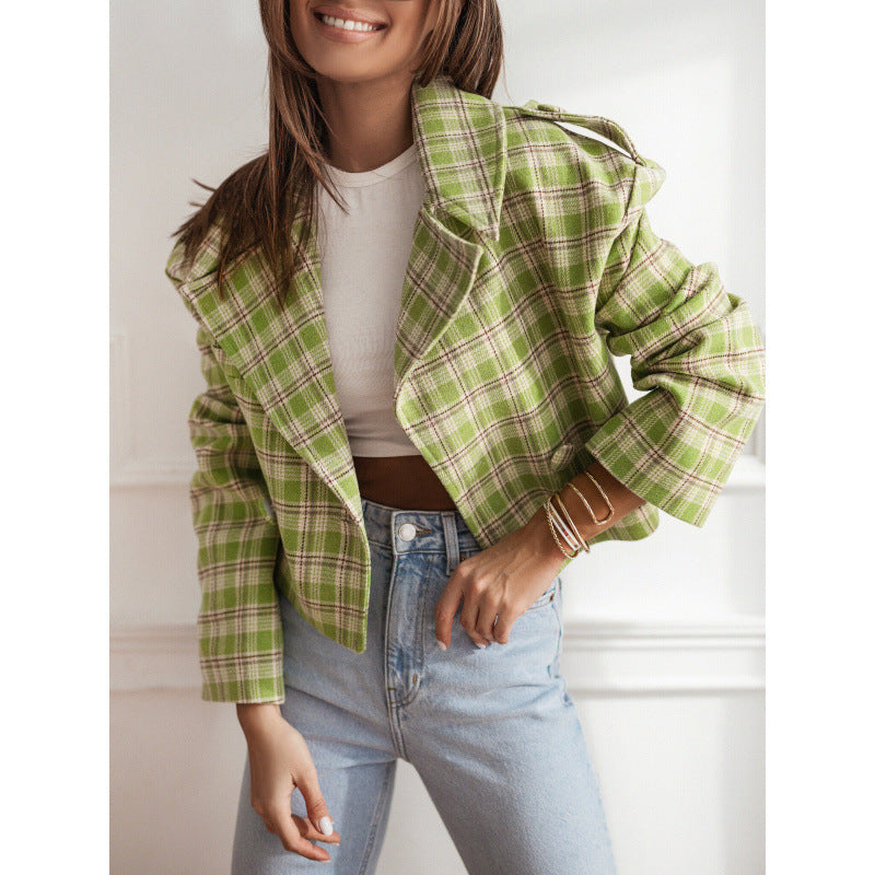 Short women's jacket with a modern fancy pattern and a flattering cut Lune London
