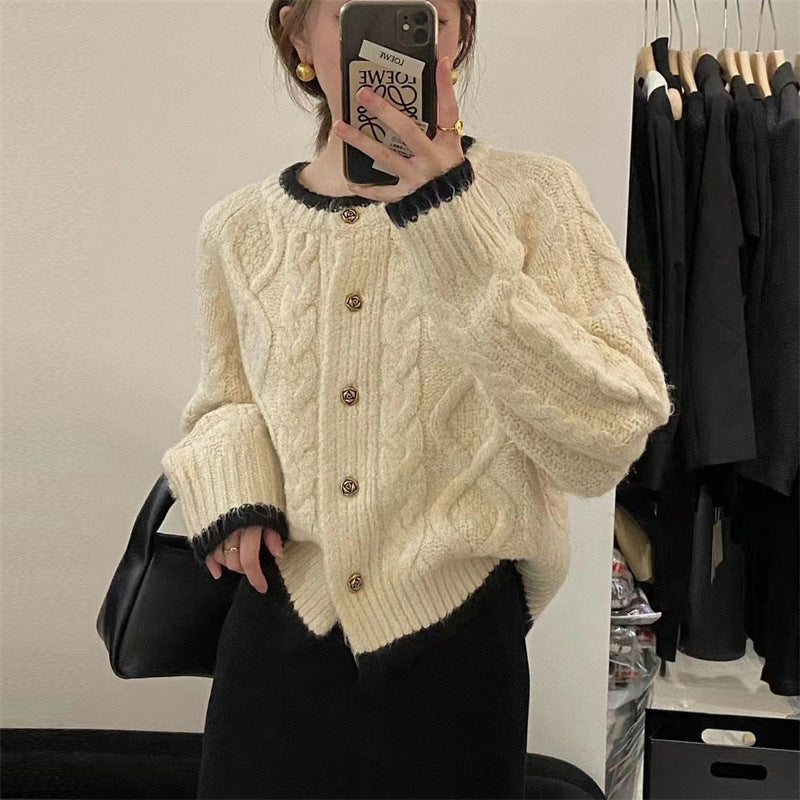 Cardigan en chunky knit pour femmes avec motif en câble décoratif et boutons élégants Chic & Stil