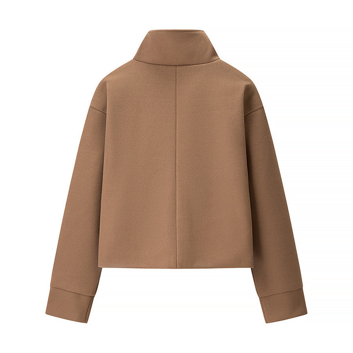 Veste féminine à la mode avec un élégant col montant et de jolis détails de boutons Chic & Stil