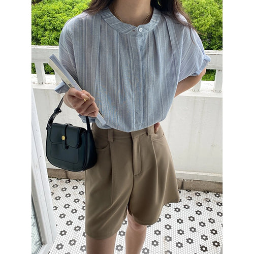 Women short sleeve blouse with textured design and button closure Chic & Stil
