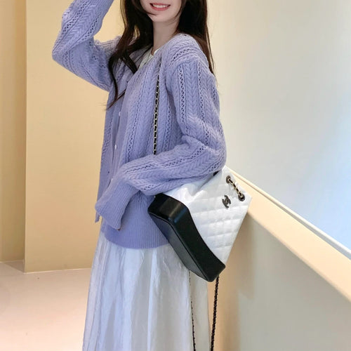 Cardigan pour femmes avec un motif délicat et des détails en boutons Chic & Stil