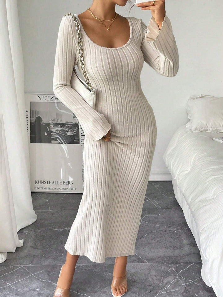 Robe tricot à manches longues pour femmes avec silhouette ajustée et décolleté rond élégant Chic & Stil
