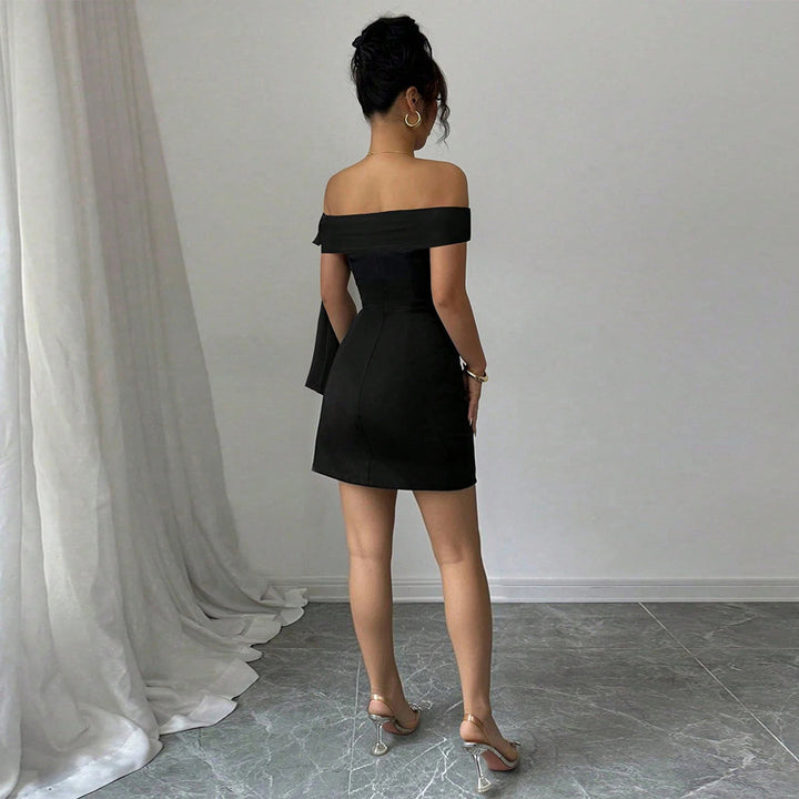Robe mini femme avec design décolleté et fermeture élégante en nœud Chic & Stil