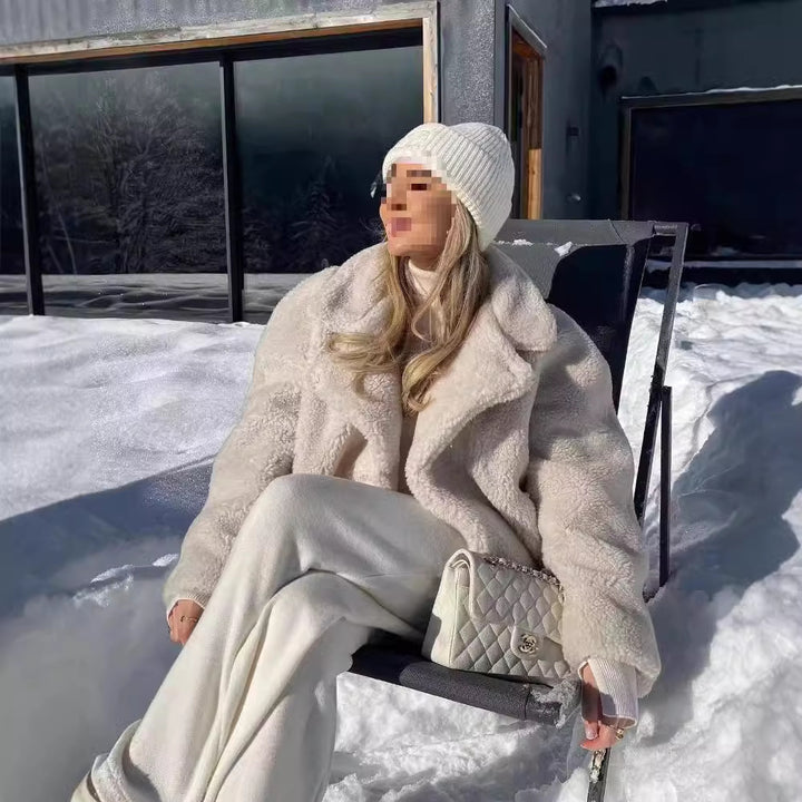 Veste en peluche confortable pour femmes avec col à revers et poches