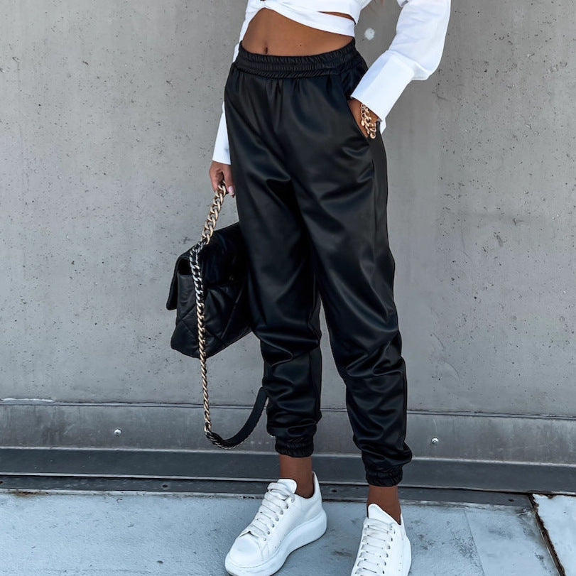 Comfortable jogging pants for women with an elastic waistband and practical pockets Chic & Stil