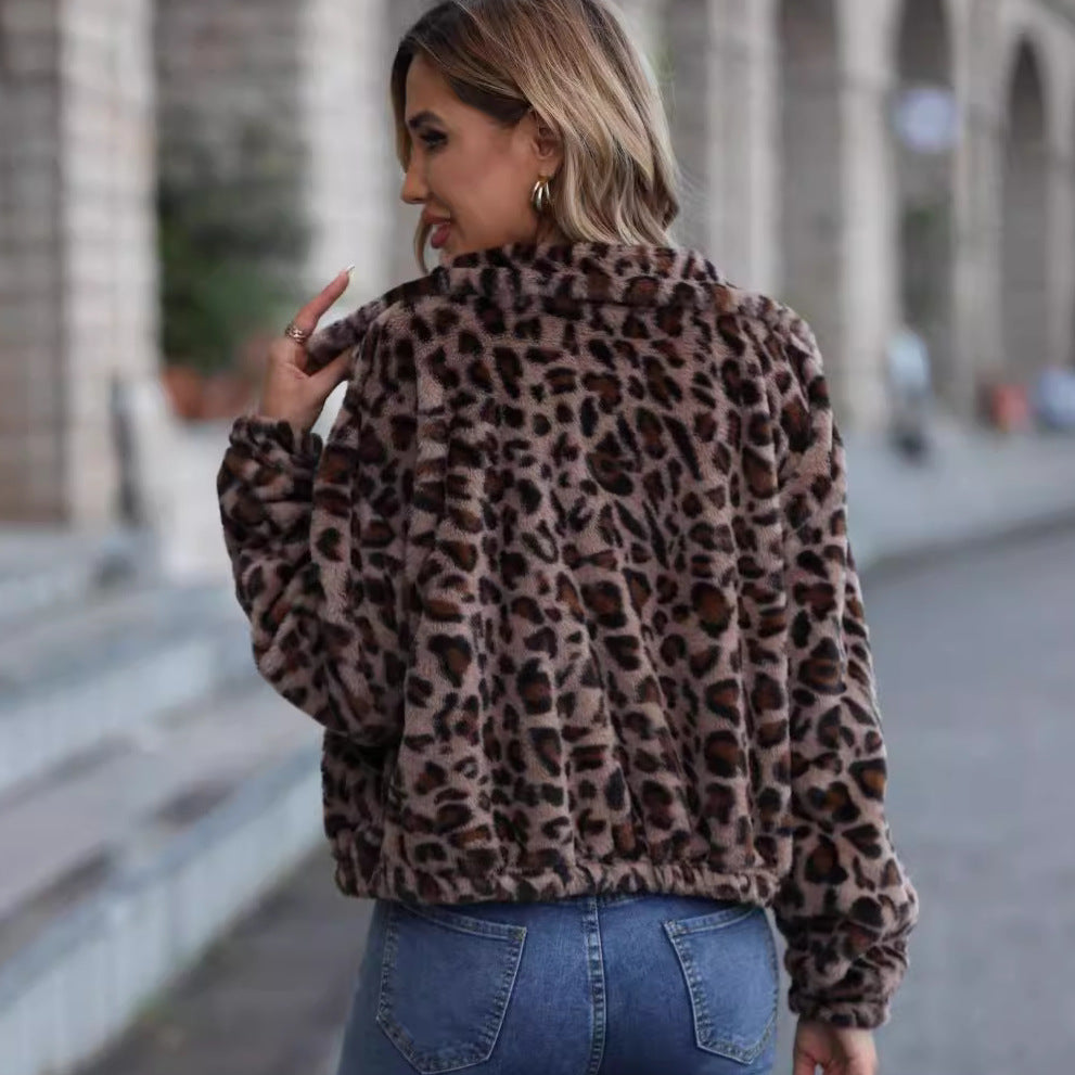 Comfortable fleece jacket for women with chic leopard pattern