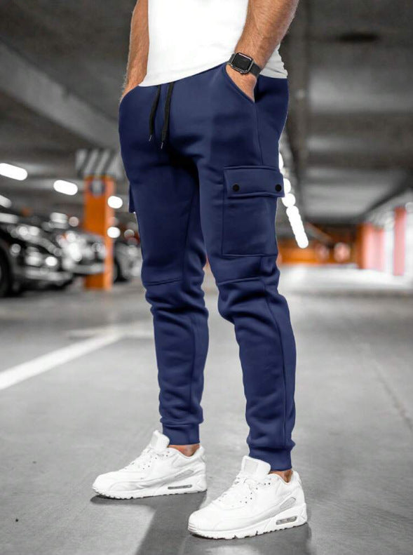 Sporty men's cargo sweatpants with practical side pockets Lune London