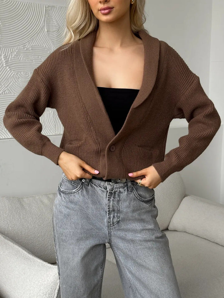 Cardigan pour femmes avec col châle et détails de boutons Chic & Stil