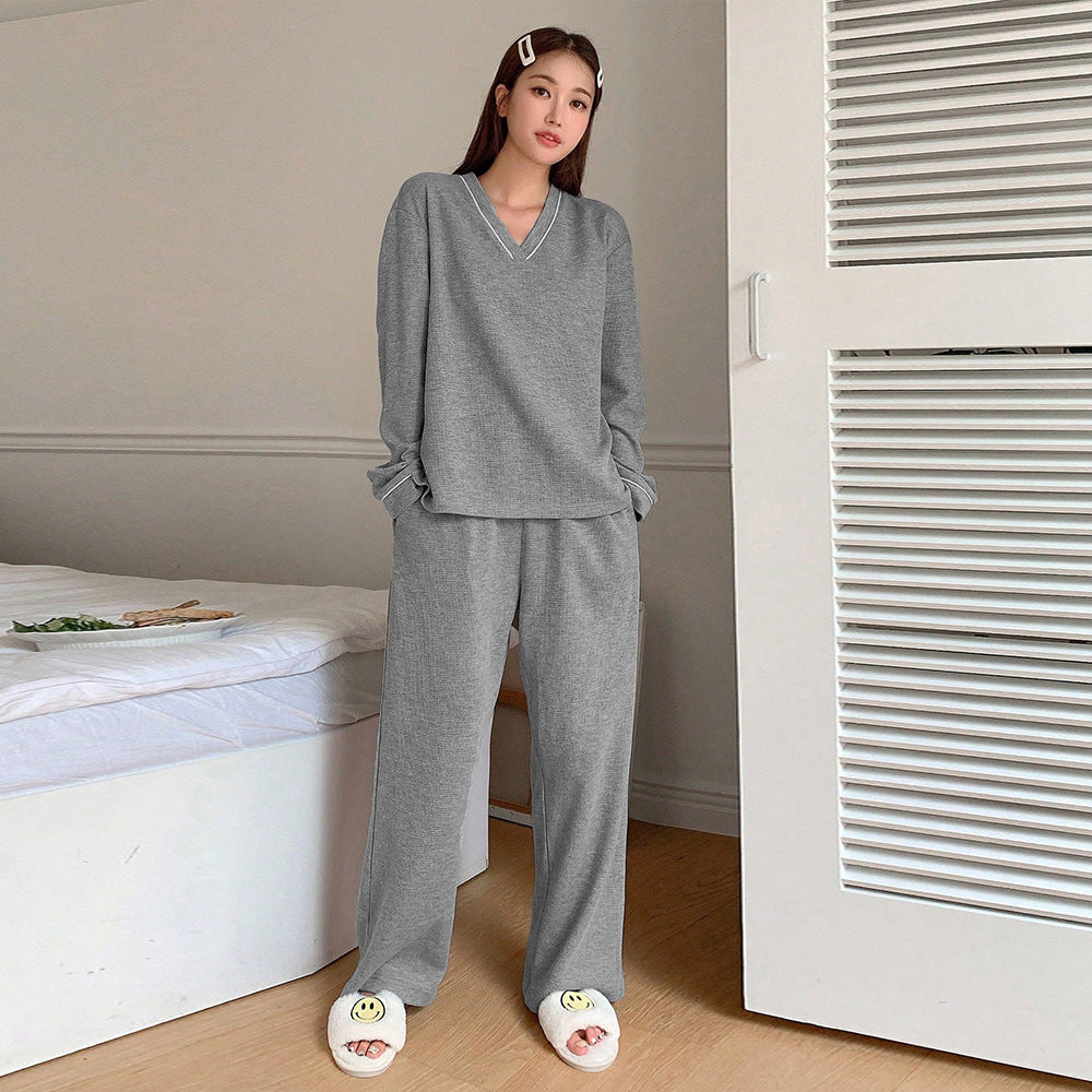 Costume de détente pour femmes avec décolleté en V et coupe ample Chic & Stil