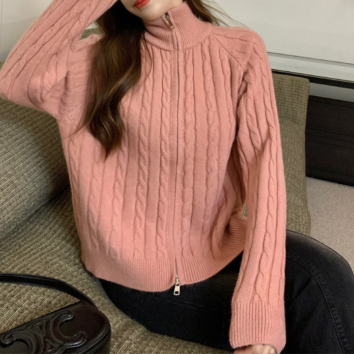 Cardigan pour femmes avec design en câble et col montant Chic & Stil