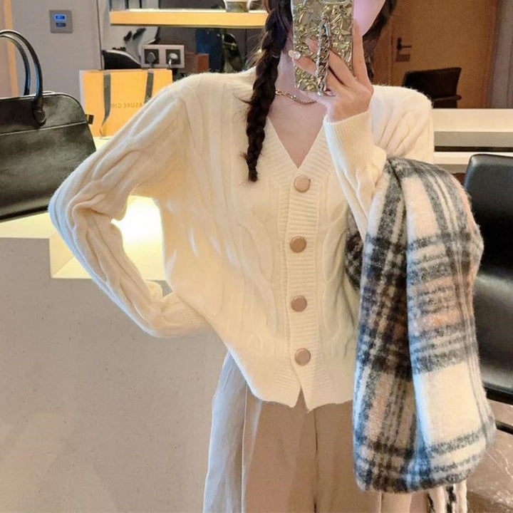 Cardigan tricot épais pour femmes avec patte de boutonnage décorative et matériau doux Chic & Stil