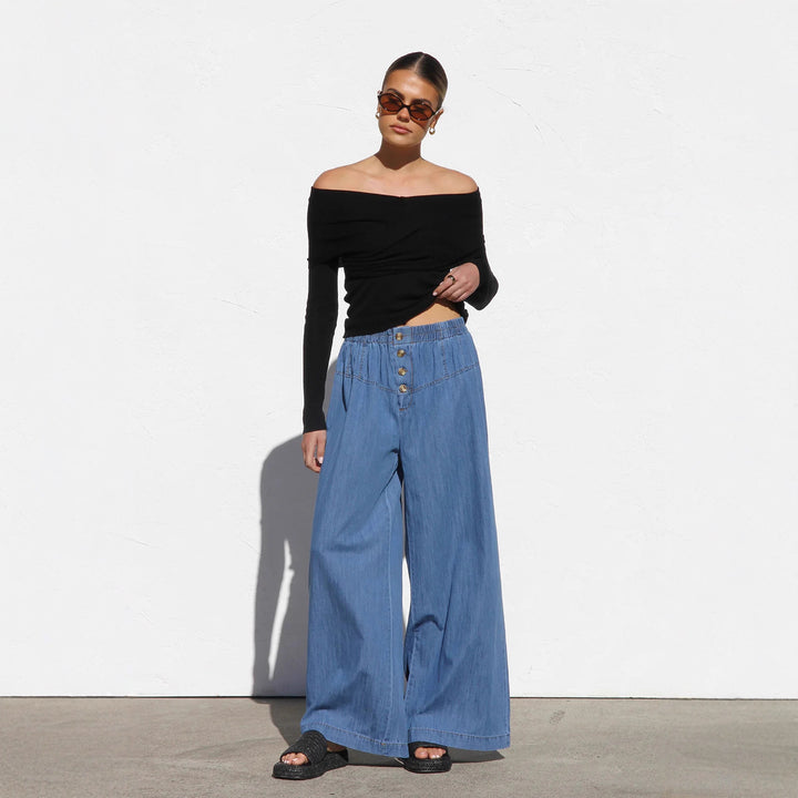 Wide denim pants for women with elastic waistband and button details Chic & Stil