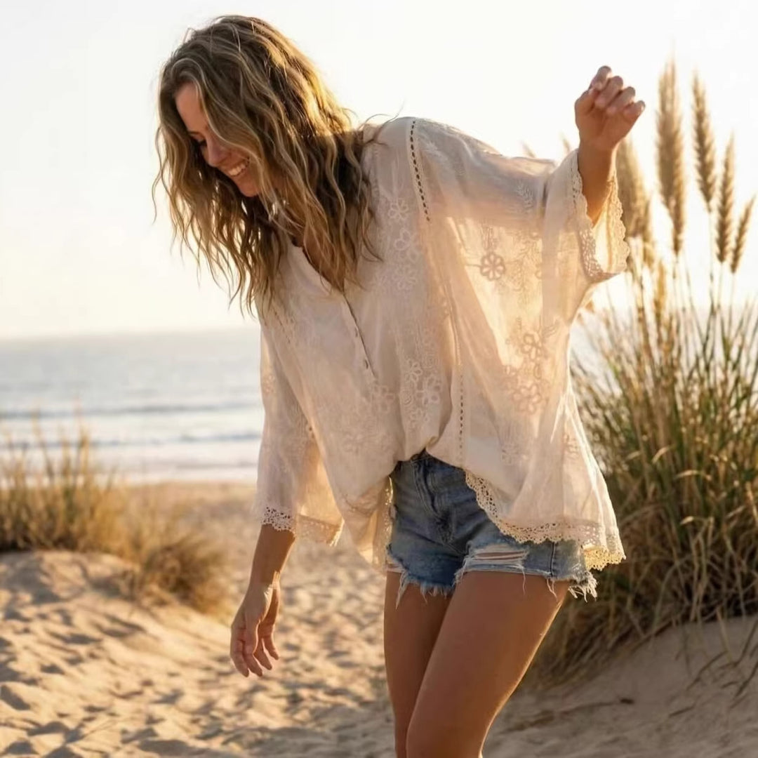 Blouse décontractée pour femmes avec délicate broderie et décolleté en V Chic & Stil