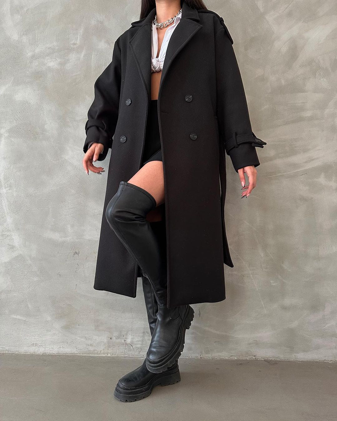 Stylish women's trench coat with elegant details and a double-breasted front closure Lune London