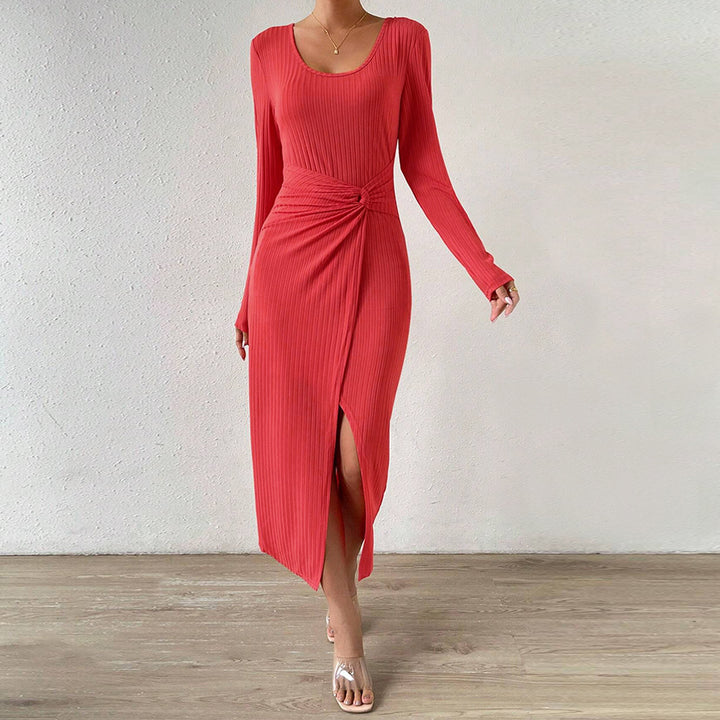 Robe maxi femme avec un design élégant enroulé et une fente latérale Chic & Stil