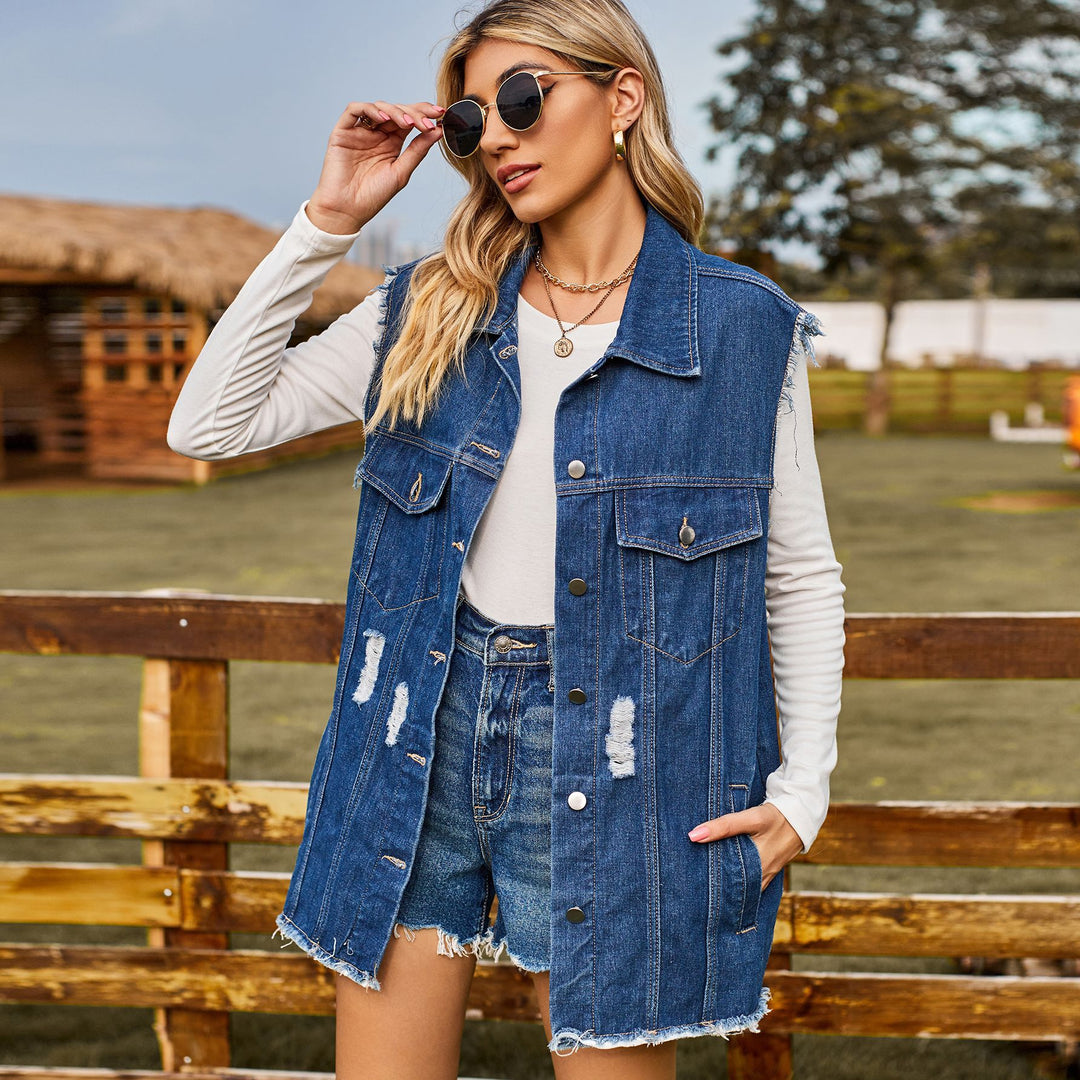 Denim jacket for women with a relaxed fit, fringes, and practical pockets Lune London