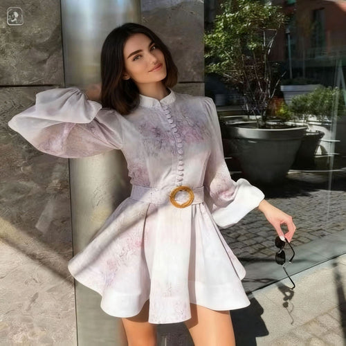Robe chemise pour femmes avec motif floral et ceinture à la taille Chic & Stil