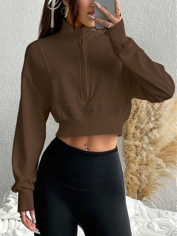 Sweat à col haut zippé pour femmes, cropped et en matériau doux Chic & Stil