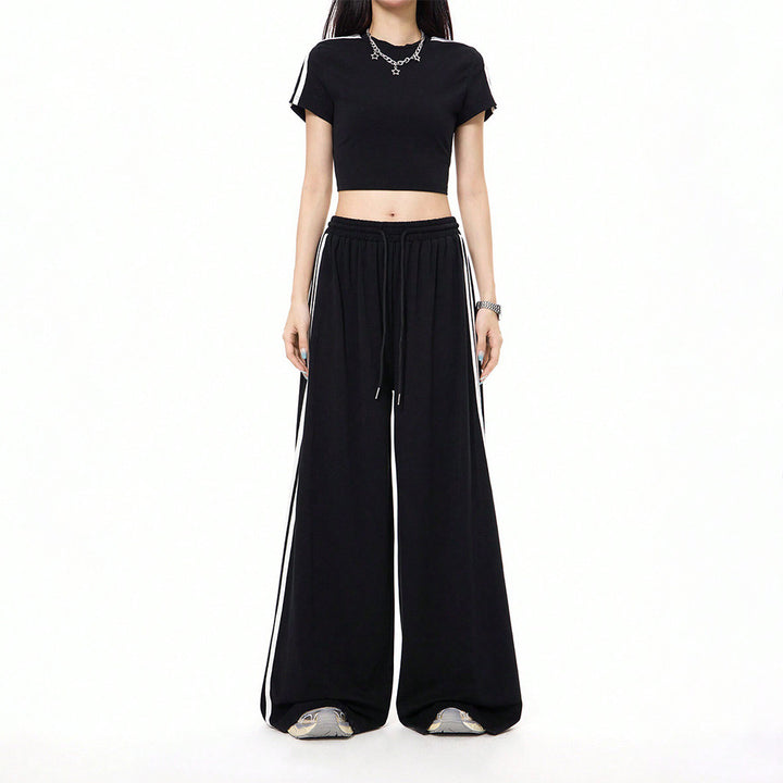 Ensemble sportif féminin composé d'un crop top et de pantalons à coupe ample avec des détails en slip Chic & Stil