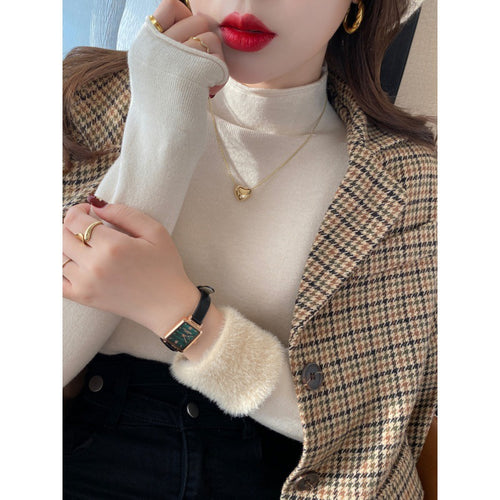 Pull élégant à col roulé pour femmes en matériau doux Chic & Stil