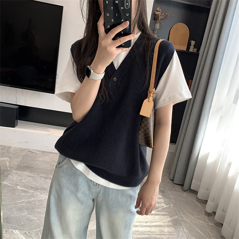Gilet en tricot tendance pour femmes avec décolleté en V et boutons décoratifs Chic & Stil