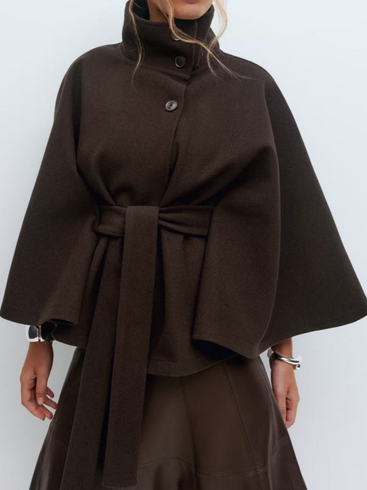 Veste cape élégante pour femmes avec un col montant et une ceinture Chic & Stil