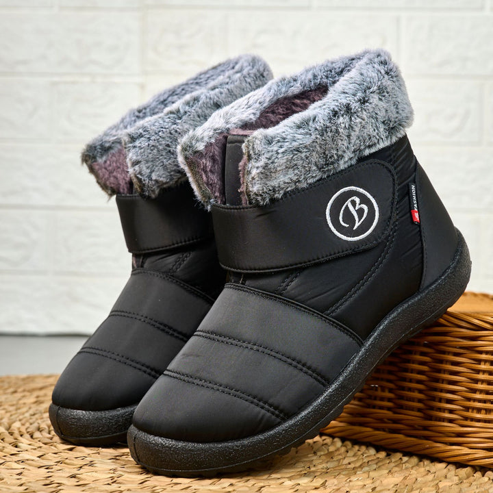 Insulated winter boots for women with practical velcro closure and warm fleece lining Lune London