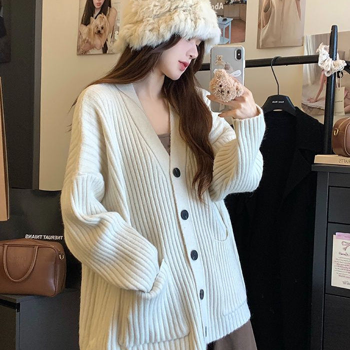 Cardigan tricot confortable pour femmes avec détails de boutons et poches Chic & Stil