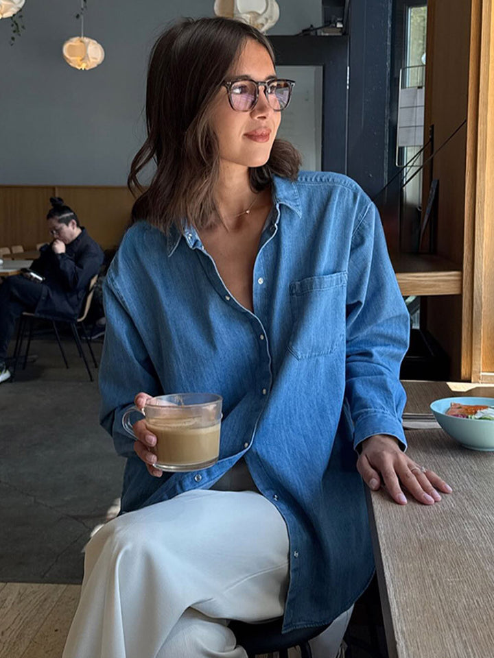 Casual denim shirt for women with practical pockets Chic und Stil