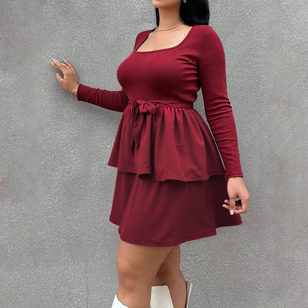 Robe mini femme avec encolure carrée et ceinture à volants Chic & Stil