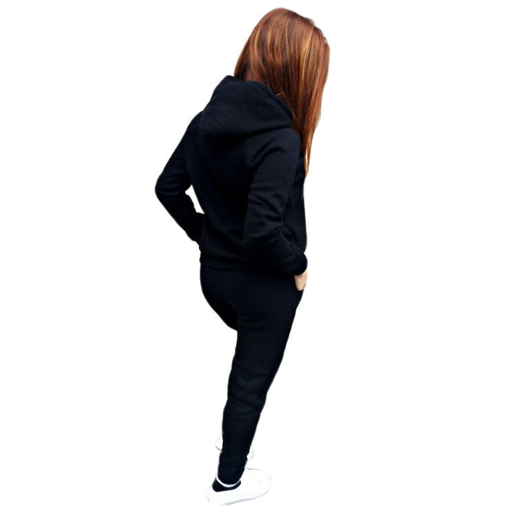 Women's sports set with a casual cut and practical pockets Lune London