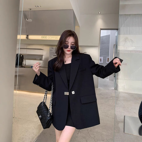 Blazer surdimensionné à la mode pour femmes avec une coupe élégante et un élément décoratif en bijou Chic & Stil