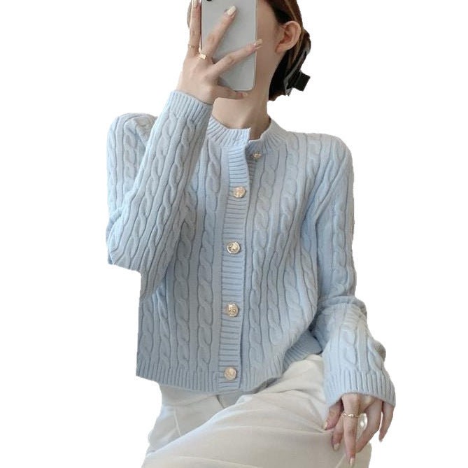 Cardigan en tricot épais pour femmes avec fermeture à boutons et magnifique motif en cable Chic & Stil