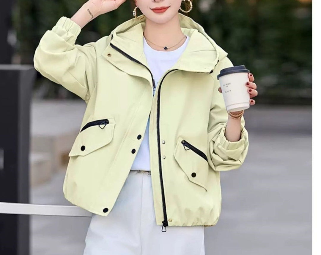 Veste de transition élégante pour femmes avec design de capuche ajustable et poches pratiques Chic & Stil