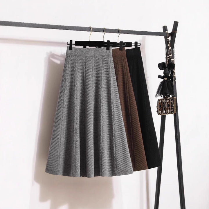 Women's Pleated Midi Skirt with Elastic Waistband and Fine Texture Lune London