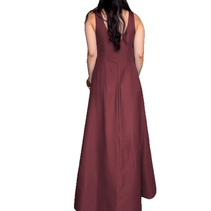 Maxi dress for women with an elegant V neck and practical pockets Lune London
