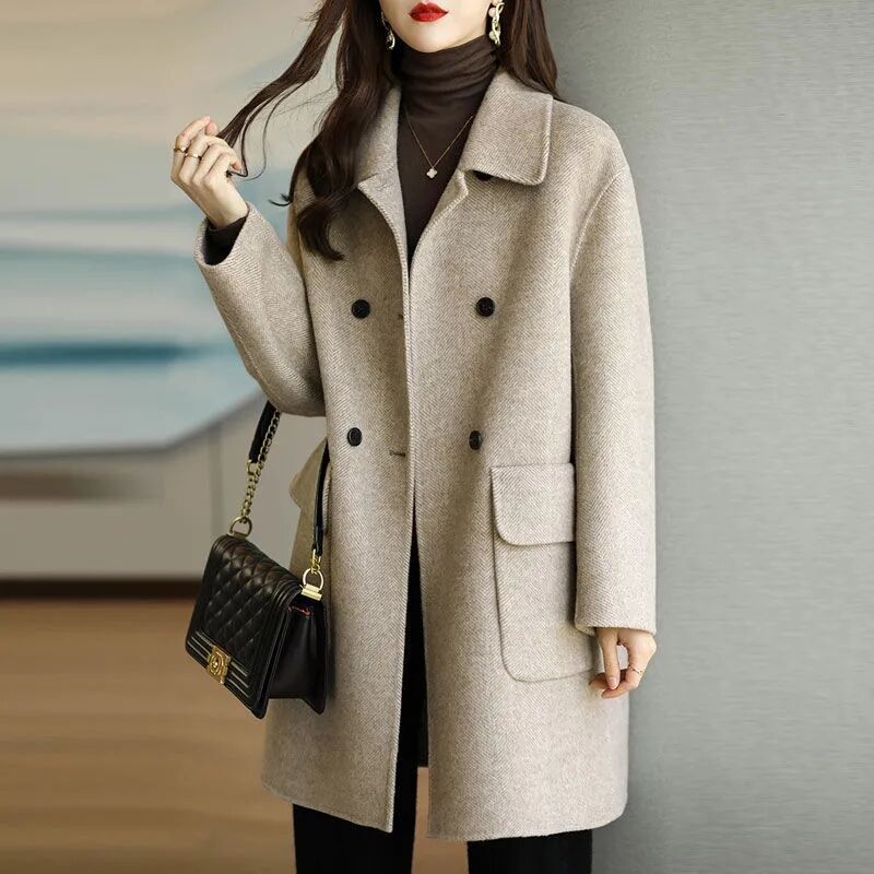 Elegant wool coat for women, fitted with large pockets Lune London
